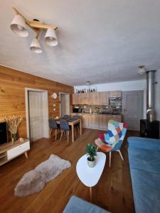 - un salon avec un canapé et une table dans l'établissement Apartmán Piri, à Mýto pod Ďumbierom