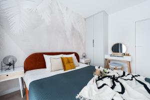 Łóżko lub łóżka w pokoju w obiekcie Lake Club Apartments - LoftAffair