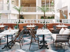 um restaurante com mesas e cadeiras num edifício em InterContinental Sorrento Mornington Peninsula em Sorrento