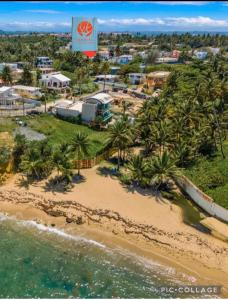 eine Luftansicht auf einen Strand mit einem Resort in der Unterkunft Casitas at Flambohio Beach Camp in Sabana