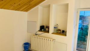 um quarto com um radiador e uma janela em Studio cros em Castres