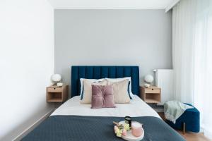 Łóżko lub łóżka w pokoju w obiekcie Lake Club Apartments - LoftAffair
