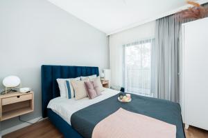 Łóżko lub łóżka w pokoju w obiekcie Lake Club Apartments - LoftAffair