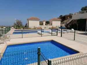una grande piscina con recinzione intorno di Exquisite modern 2-Bed House in El Pinar de Bedar a Bédar