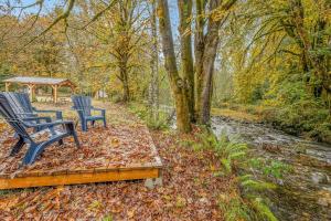 zwei Stühle und ein Pavillon neben einem Fluss in der Unterkunft Bright, Updated Waterfront Cottage Pets Welcome! in Longview + 10 Fotos