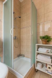 y baño con ducha y puerta de cristal. en Mila apartments in old town centre, en Zadar