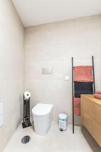 a small bathroom with a toilet and towels at Studio Sweet Dreams in Aveiro touristic center in Aveiro