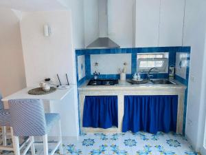 A kitchen or kitchenette at Grazioso MONOLOCALE nella villa NOLELU
