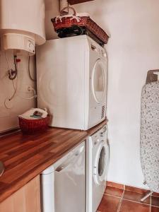 cocina con lavadora y microondas en Casa La Encarnación en Santa Cruz de la Palma