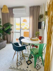 - un salon avec une table et des chaises dans l'établissement Apartamento moderno y acogedor cerca del mar, à Fuengirola