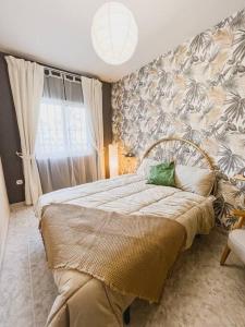 - une chambre avec un grand lit dans l'établissement Apartamento moderno y acogedor cerca del mar, à Fuengirola