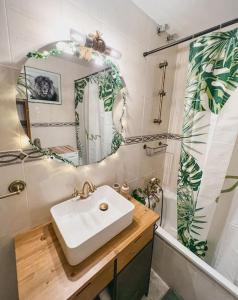 a bathroom with a sink and a mirror at Apartamento moderno y acogedor cerca del mar in Fuengirola