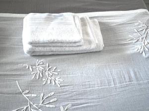 un par de toallas sentadas encima de una cama en Beach House Monte Hermoso en Monte Hermoso