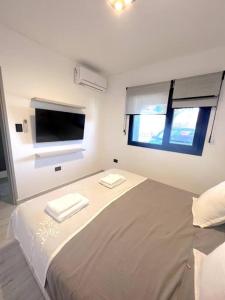 - une chambre avec un lit et 2 serviettes dans l'établissement Beach House Monte Hermoso, à Monte Hermoso