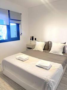 Un dormitorio con una cama grande con dos toallas encima. en Beach House Monte Hermoso, en Monte Hermoso