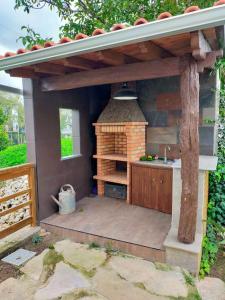 a outdoor kitchen with a grill in a backyard at CASINHA DO RIO in Soure