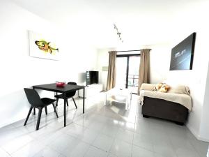 salon ze stołem i kanapą w obiekcie Casa Atika w mieście Los Pocillos