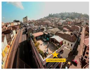 una vista aérea de una ciudad con edificios y una calle en Latinos Brothers House, en Quito