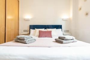 A bed or beds in a room at Cozy apartment with parking in the center by REMS Még 35 kép