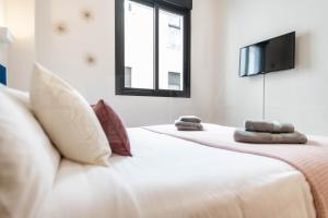 Posteľ alebo postele v izbe v ubytovaní Cozy apartment with parking in the center by REMS