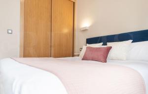 Posteľ alebo postele v izbe v ubytovaní Cozy apartment with parking in the center by REMS