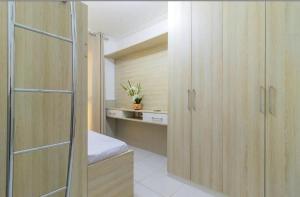 une chambre avec des armoires en bois et un lit avec une plante dans l'établissement flatmaravilha, à Porto de Galinhas 26 autres photos