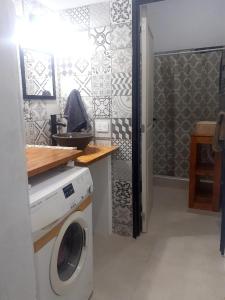 a laundry room with a washing machine in a room at Casa Nekay in San Lorenzo