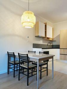 a dining room table and chairs in a kitchen at Apartman Noa in Široki Brijeg