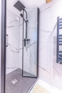 eine Dusche mit Glastür im Bad in der Unterkunft Maison de campagne & SPA, Barbecue, Clim, WIFI 
