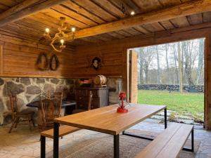 a dining room with a wooden table in a cabin at Uue-Ringi Holiday in Puise