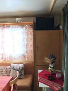 a small room with a table and a window at Mobile home avec parking in Chorges