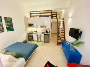 a living room with a couch and a kitchen at Apartamentos Puzzle Madrid Sol in Madrid