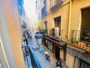 vistas a la calle desde el balcón de un edificio en Apartamentos Puzzle Madrid Sol, en Madrid