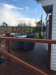 Rõdu või terrass majutusasutuses Pet friendly riverside static caravan
