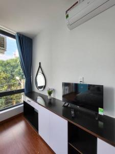 a bathroom with a black counter top and a window at Nhà nguyên căn T Home BMT in Buon Ma Thuot