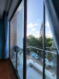 Habitación con una gran ventana de cristal con vistas. en Nhà nguyên căn T Home BMT en Buon Ma Thuot