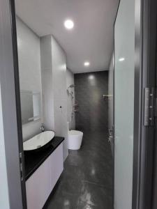 Vonios kambarys apgyvendinimo įstaigoje Nhà nguyên căn T Home BMT