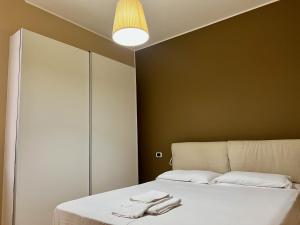 - une chambre avec un lit et 2 serviettes dans l'établissement Dolada, meraviglia nel centro di Belluno, à Belluno