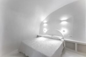 Postel nebo postele na pokoji v ubytování Sun Naam Home Santorini with heated jacuzzi