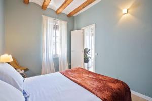 um quarto com uma cama branca e uma janela em Easystaybcn2 em Barcelona
