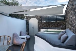 Posezení v ubytování Sun Naam Home Santorini with heated jacuzzi
