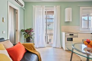 a living room with a couch and a glass table at Easystaybcn2 in Barcelona