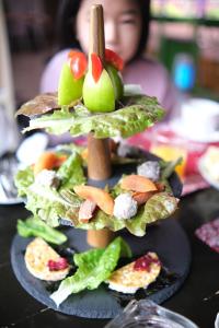 een toren van voedsel op een tafel bij 茅店BnB in Beipu