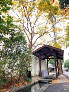 um pavilhão de madeira sentado ao lado de uma rua em 茅店BnB em Beipu