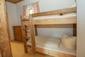 Palanda nebo palandy na pokoji v ubytování Landhotel zum Matthiasl