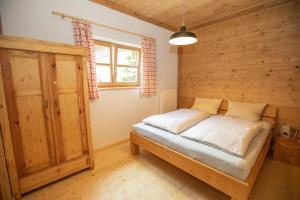 Postel nebo postele na pokoji v ubytování Landhotel zum Matthiasl