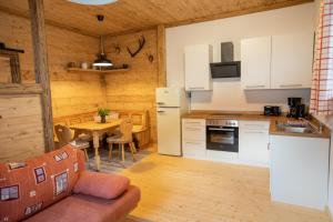 Kuchyň nebo kuchyňský kout v ubytování Landhotel zum Matthiasl