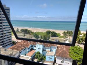 - une vue sur la plage depuis un bâtiment dans l'établissement Apto de frente para o Mar, Piscina na cobertura, à Récife