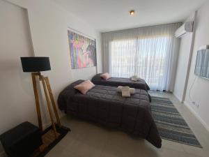 1 dormitorio con 2 camas, lámpara y ventana en Double or 2-3 Beds Private Studio - PinkPanther en Buenos Aires