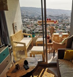 un soggiorno con vista sulla città di Depto Valparaíso con Vista al Mar y a la Bahía de Valparaíso a Viña del Mar